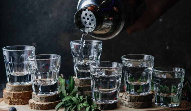 Tragédia: Bebida adulterada com metanol causa mais de 20 mortes