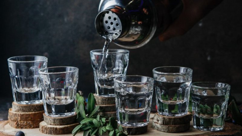 Tragédia: Bebida adulterada com metanol causa mais de 20 mortes