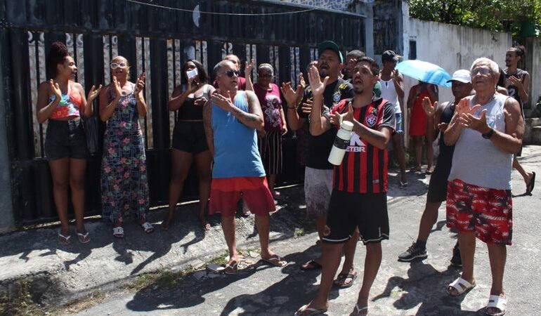Tensão em Castelo Branco: Moradores protestam por segurança após prefeitura remover portão de acesso