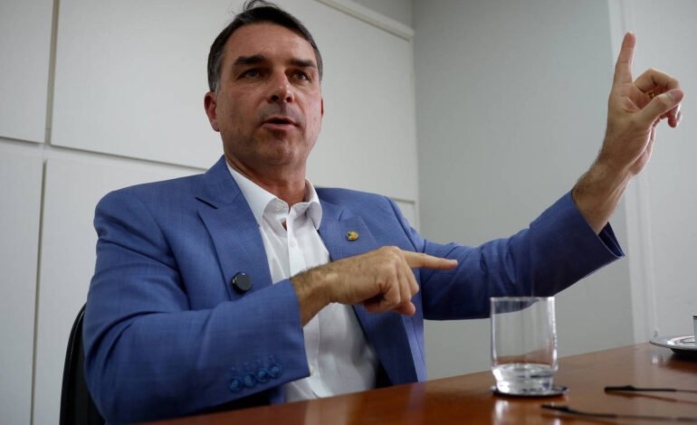 Flávio Bolsonaro começa pré-campanha com recuos, ceticismo e busca de ‘vacinas’ contra escândalos