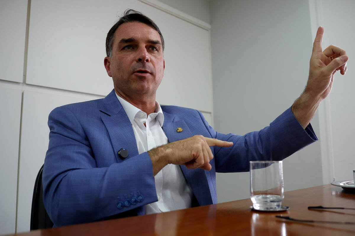 Flávio Bolsonaro começa pré-campanha com recuos, ceticismo e busca de ‘vacinas’ contra escândalos