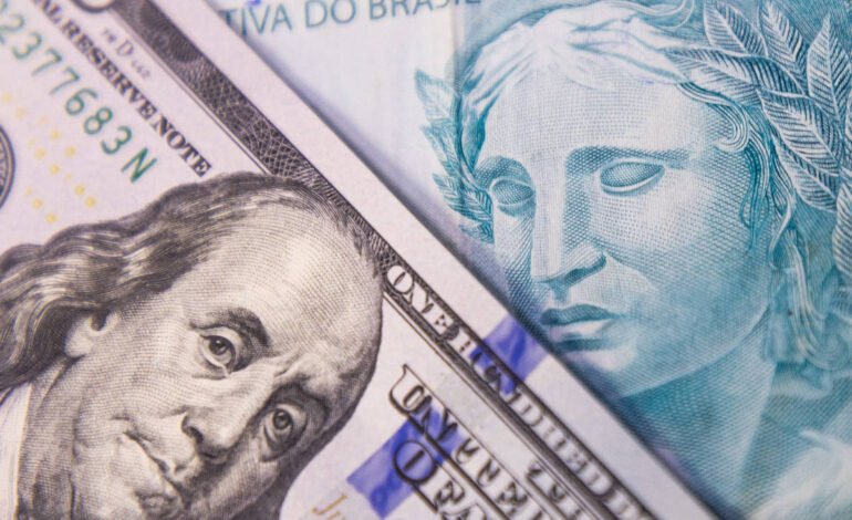 Dólar abre em alta após ataque dos EUA à Venezuela