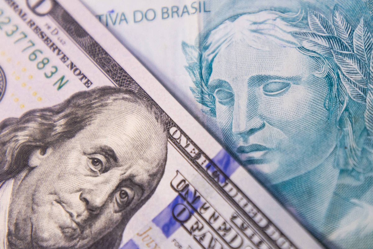 Dólar abre em alta após ataque dos EUA à Venezuela