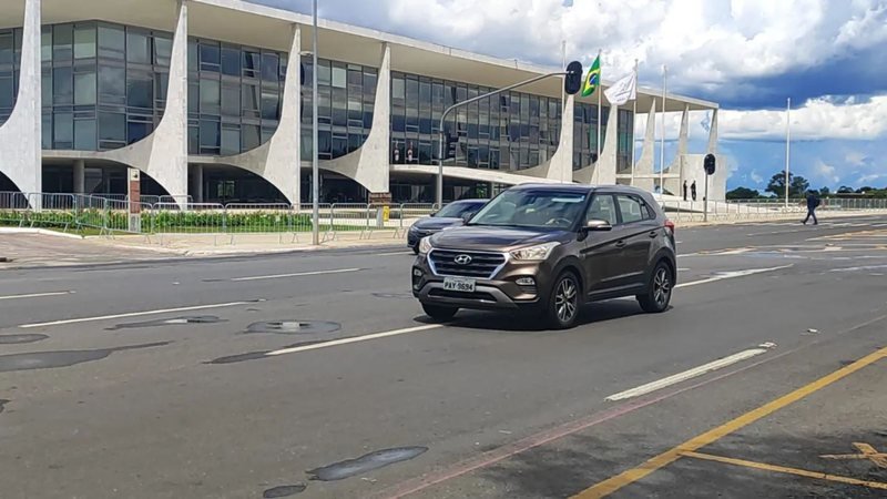 Parlamentares de direita realizam marcha contra prisão de Jair Bolsonaro