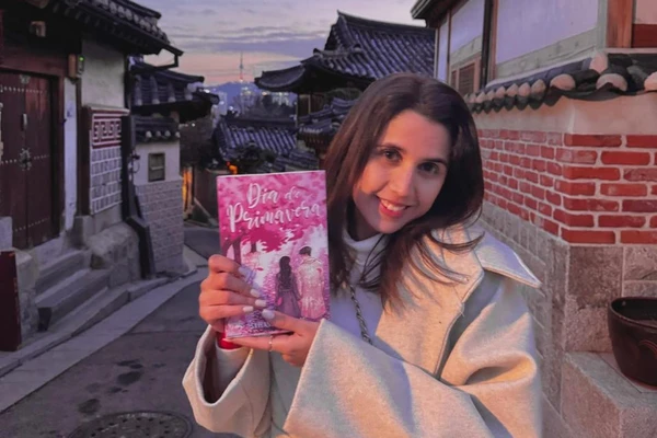 Jornalista baiana transforma paixão pela cultura coreana em carreira literária