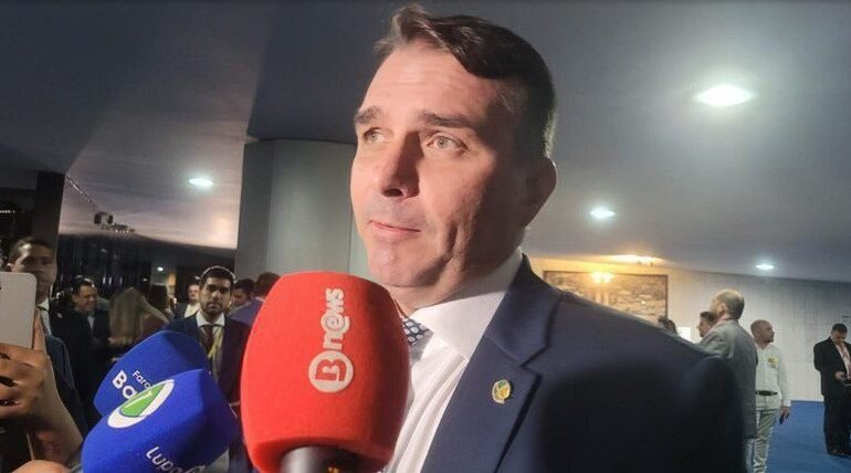Flávio Bolsonaro pede jejum e oração pela saúde do pai