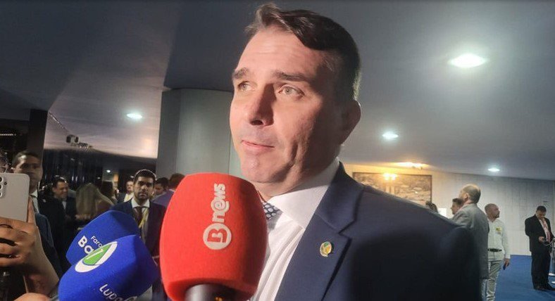 Flávio Bolsonaro pede jejum e oração pela saúde do pai