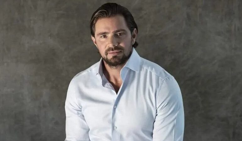 Conteúdo em celular de ex-banqueiro amplia crise política