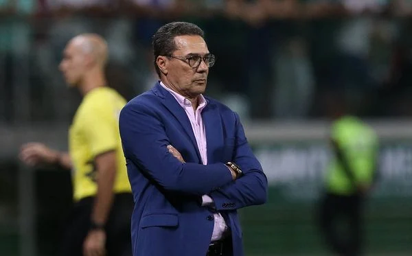 Luxemburgo é internado na UTI com infecção pulmonar