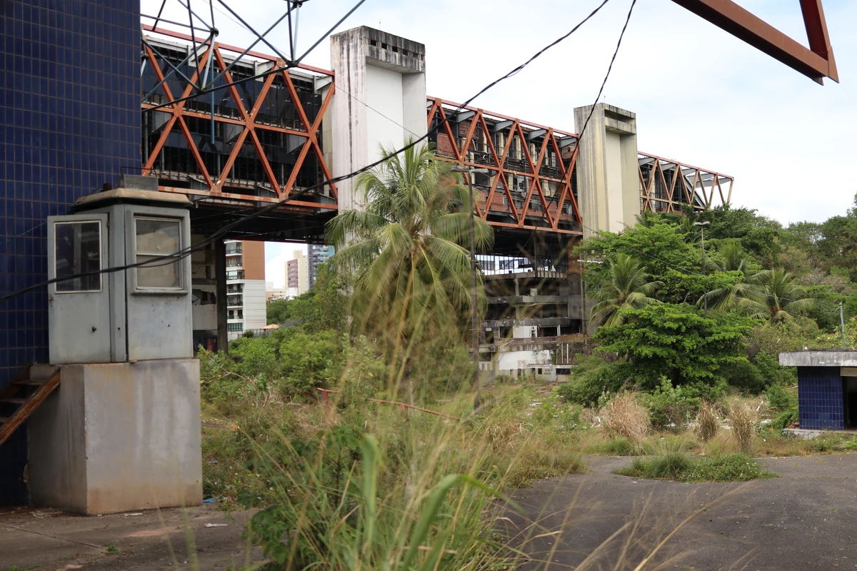 Centro de Convenções da Bahia segue abandonado e ganha novo prazo para venda