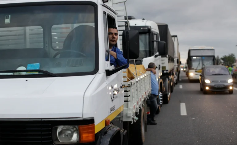 Caminhoneiros articulam paralisação nacional até o fim de semana