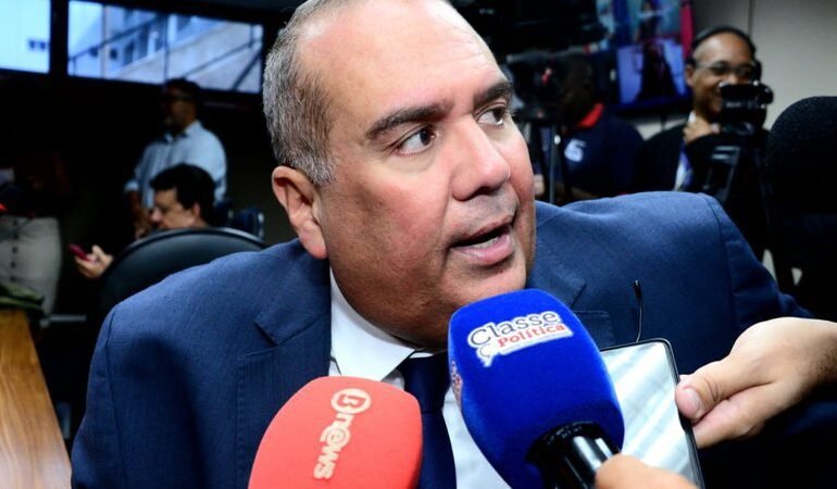 Oposição ganha força e ACM Neto desponta, diz Sandro Régis