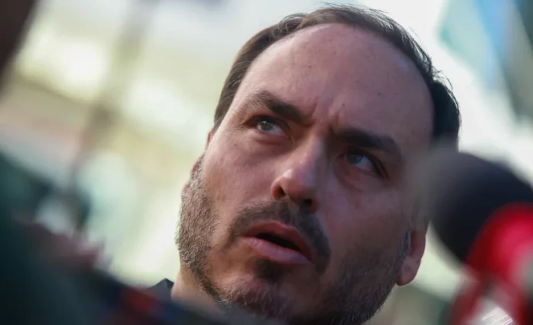 Carlos Bolsonaro visita Jair Bolsonaro em Brasília