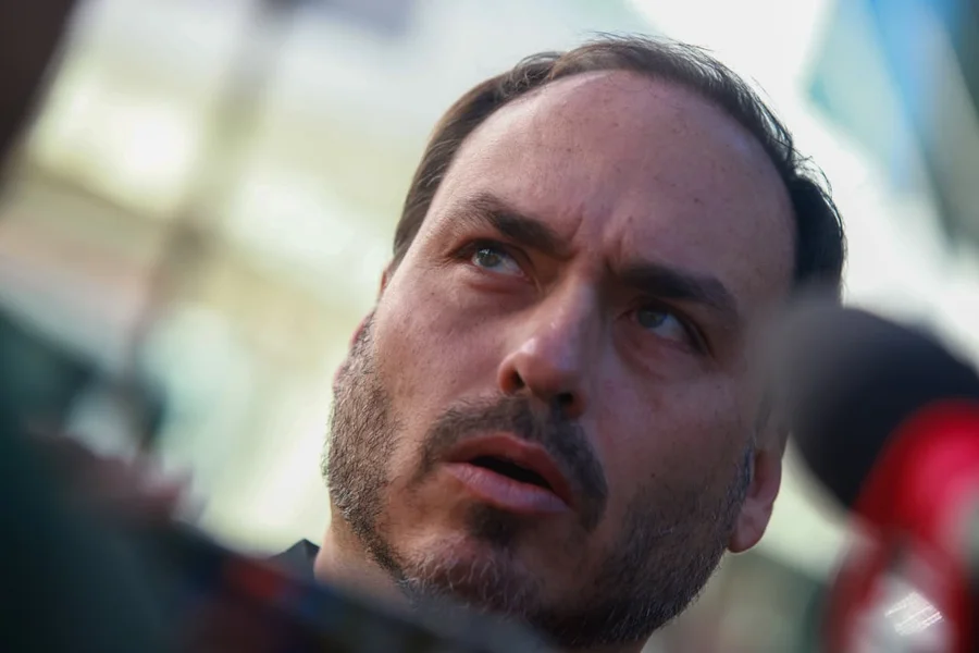 Carlos Bolsonaro visita Jair Bolsonaro em Brasília