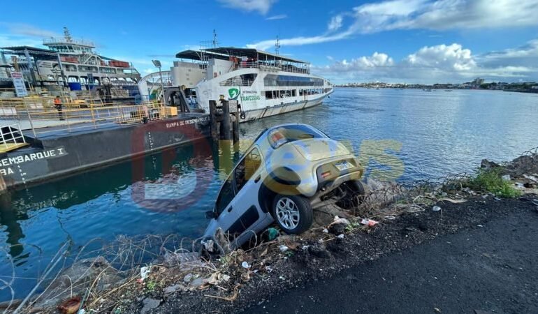 Carro fica pendurado na Feira de São Joaquim