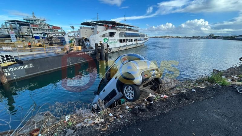 Carro fica pendurado na Feira de São Joaquim