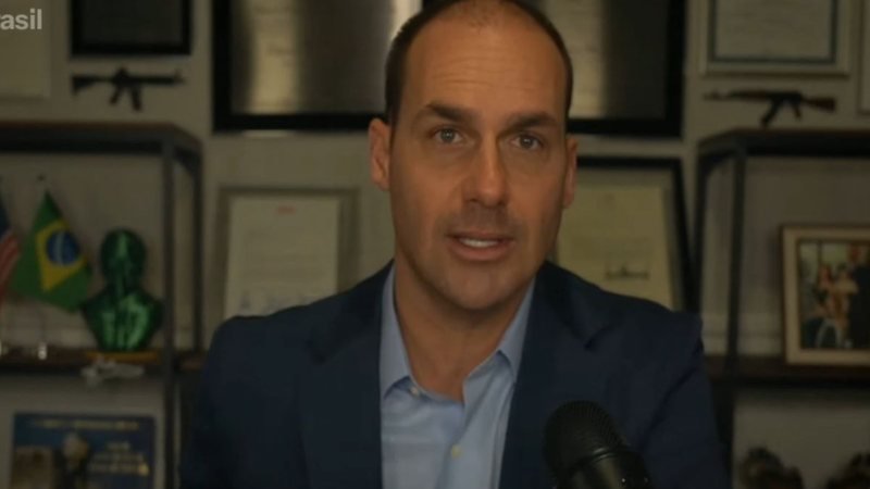 Eduardo Bolsonaro levanta suspeitas sobre sistema eleitoral