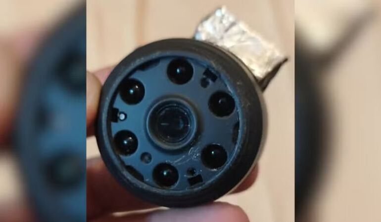 Mulher encontra câmera escondida em ventilador