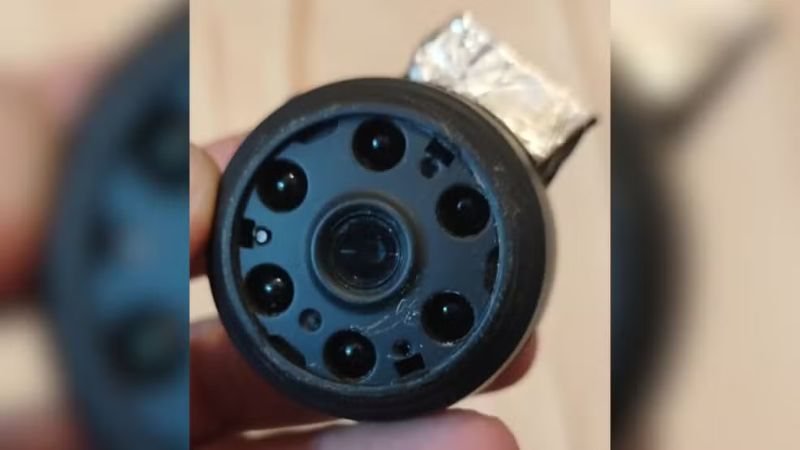 Mulher encontra câmera escondida em ventilador