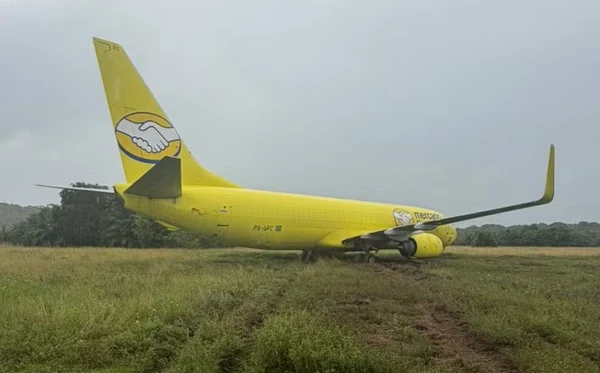 Avião cargueiro da Gol sai da pista em Salvador