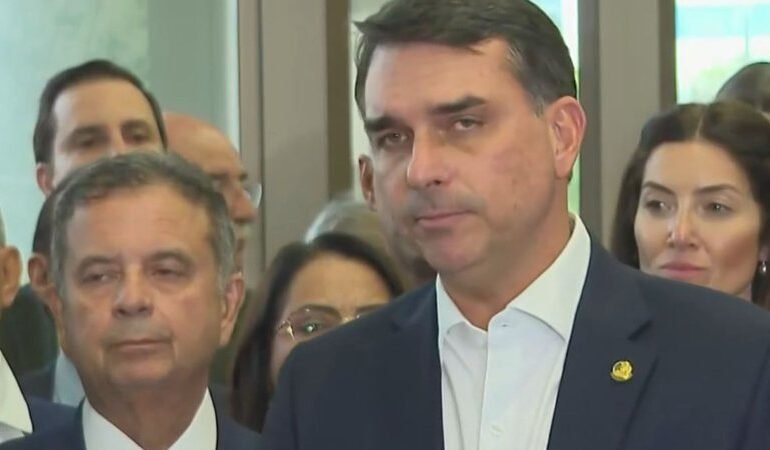 Flávio Bolsonaro enfrenta cobranças no PL