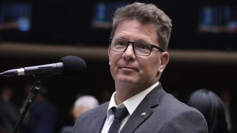 Mario Frias deixa país após solicitar viagens internacionais à Câmara