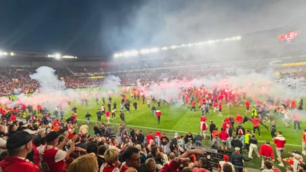 Torcida invade gramado e clássico é interrompido em Praga