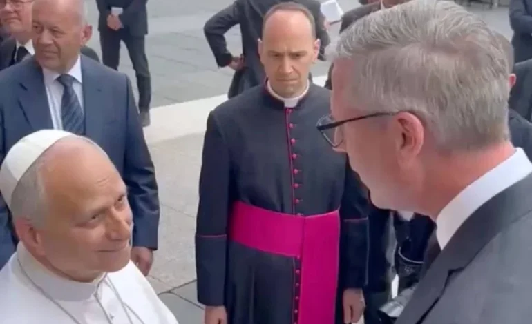 Papa recebe valor esquecido em conta nos EUA