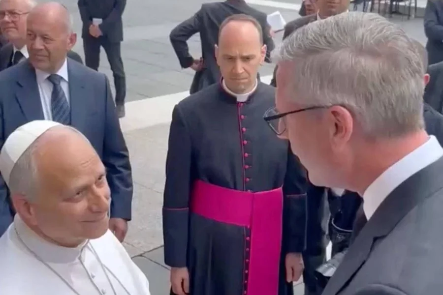 Papa recebe valor esquecido em conta nos EUA