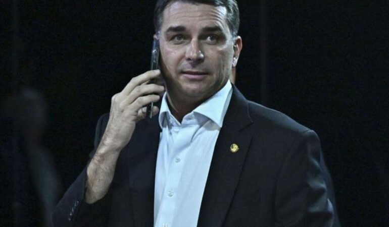 Flávio Bolsonaro tem 60% de imagem negativa