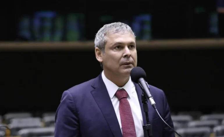 Lindbergh chama Flávio Bolsonaro de “lacaio de Trump”