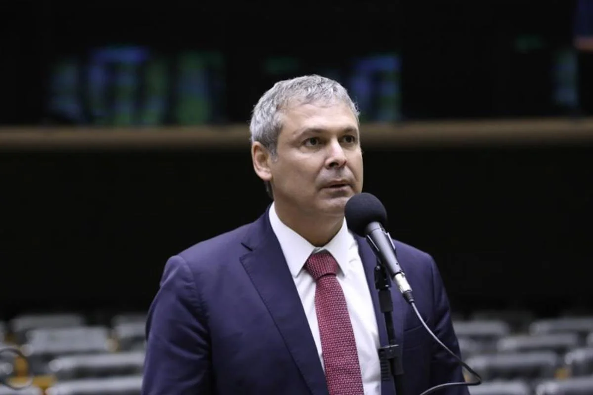 Lindbergh chama Flávio Bolsonaro de “lacaio de Trump”